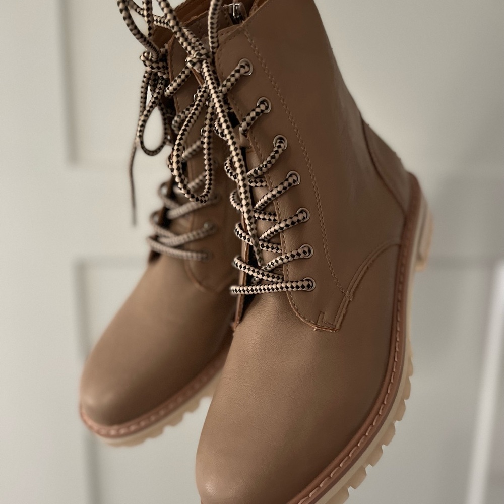 LACE UP BOOT (7.5)